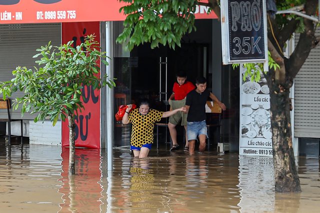 Mưa lớn kéo dài, nhiều khu vực vẫn ngập úng sau bão số 11
